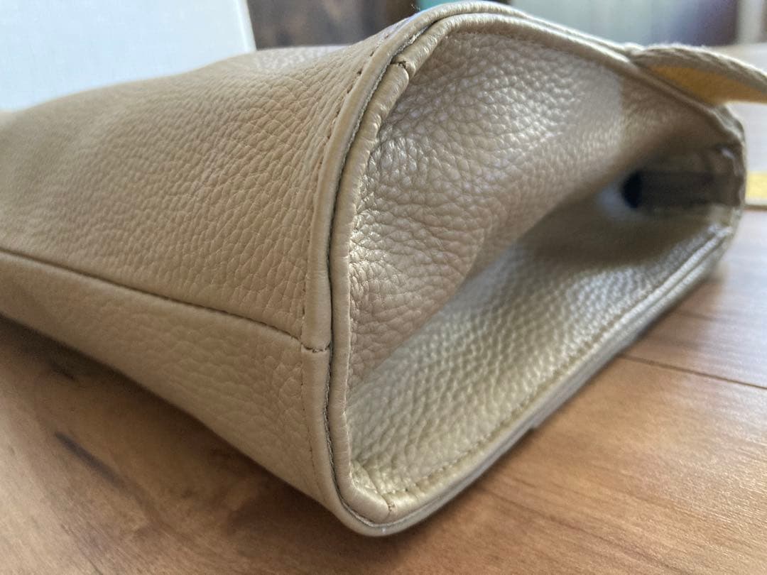 イアパピヨネ　【未使用】レザー ボディバッグ