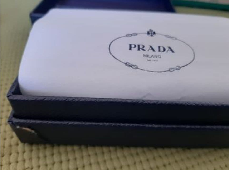 PRADA ブラックレザー名刺入れ(サフィアーノ トライアングル)