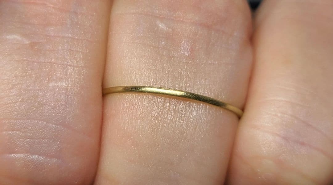 でも重ねづけにも可愛いです!!★18金プレーンリング、マット加工★