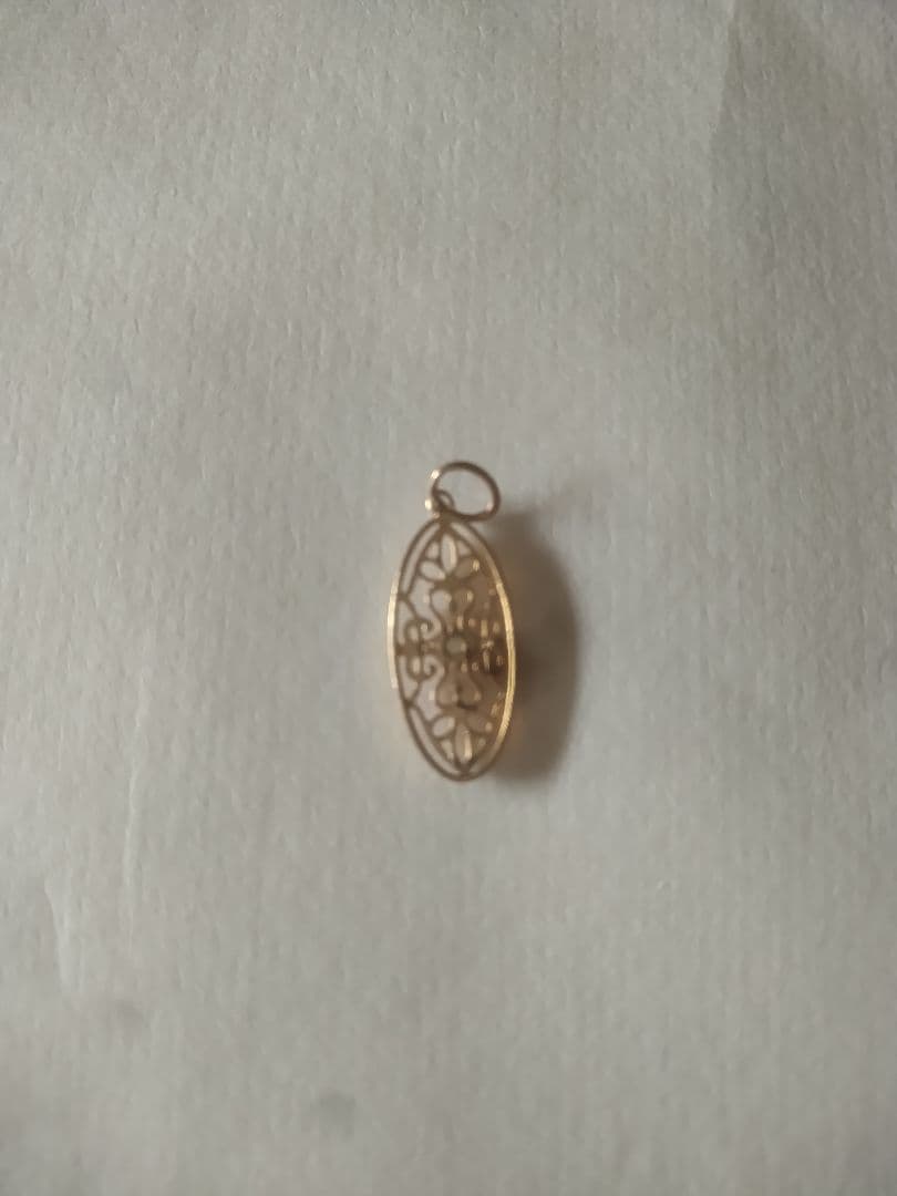 agete オーバル型透かしデザインチャーム