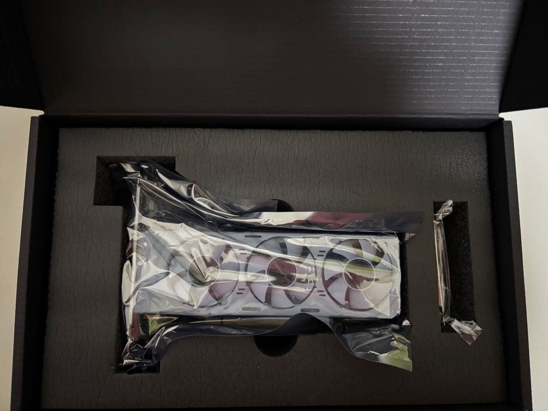 GeForce RTX 4060 白