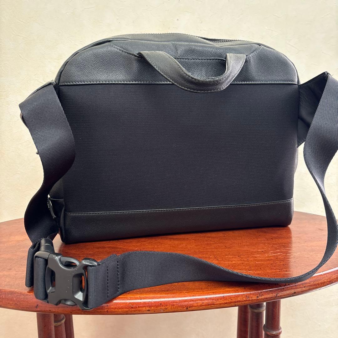 極美品　FARO（ファーロ） Smart Sling Bag 2