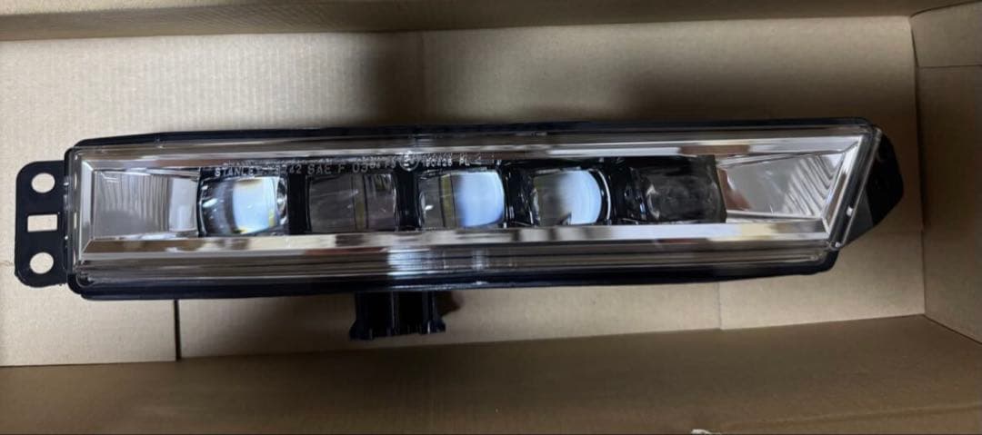 新品ホンダヴェゼルRU1 RU3 右フォグランプ　33900-T6A-003