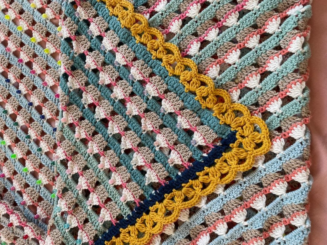 o*i様 ハンドメイドカップケーキかぎ針編みクロシェビーズ編み込みベッドカバー大