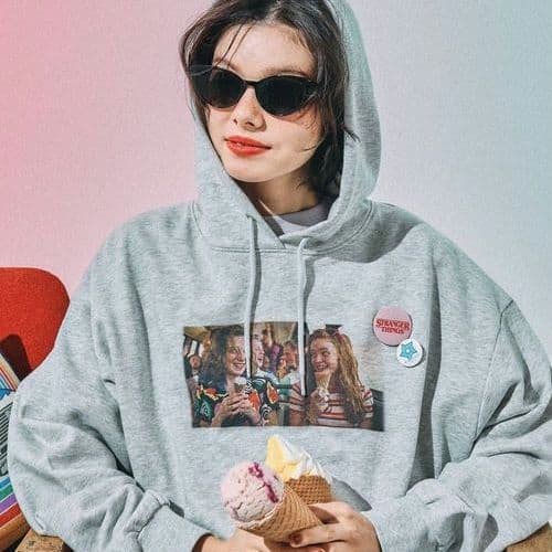 L STRANGER THINGS コラボ 缶バッチ付きパーカー