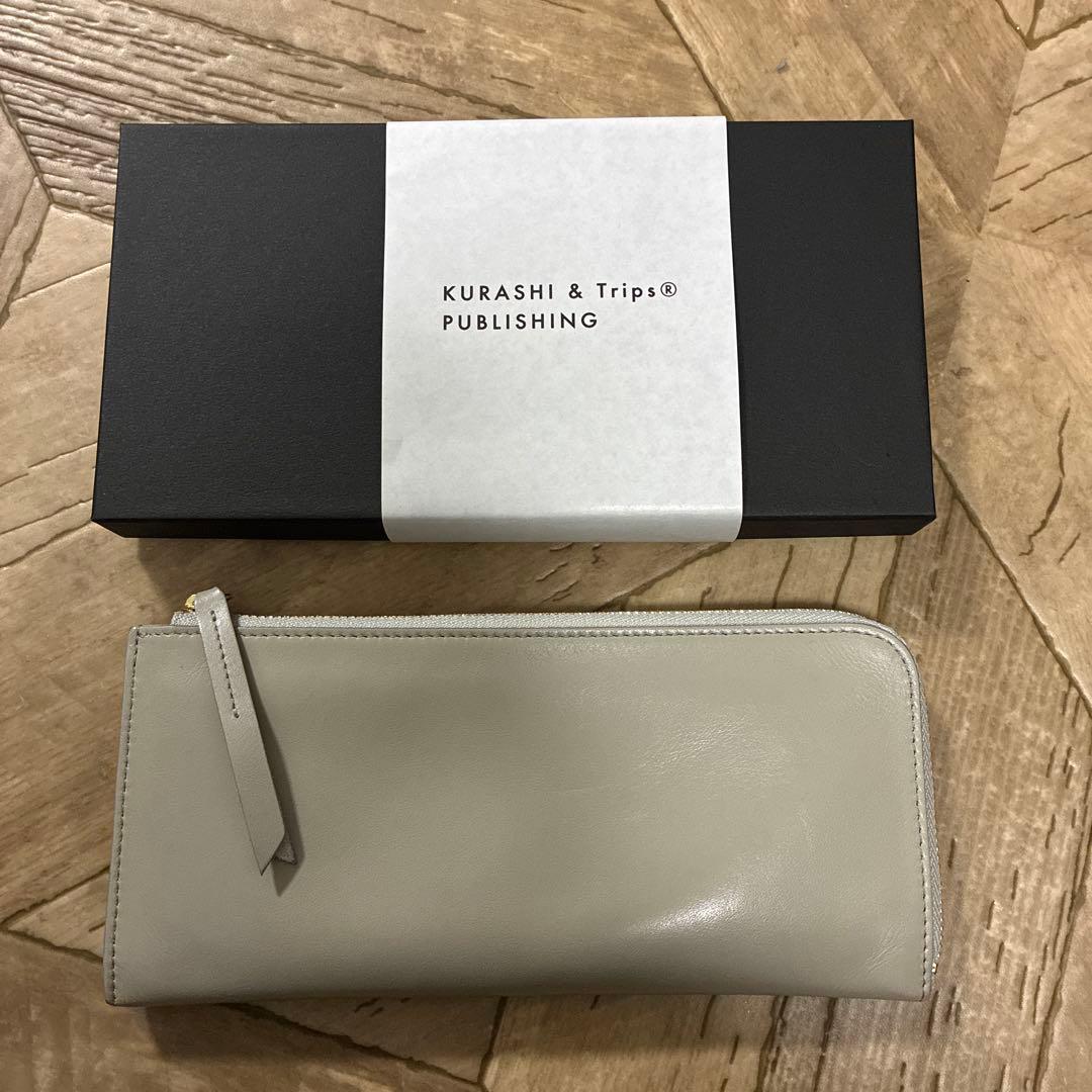 北欧、暮らしの道具店「スリムに見えて収納上手」L字ファスナーの長財布ペールグレー