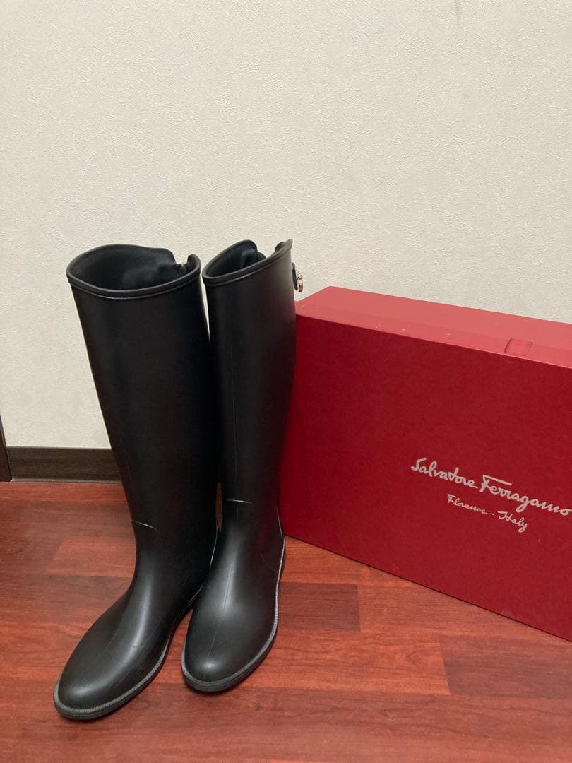 Salvatore Ferragamo 黒 レインブーツ