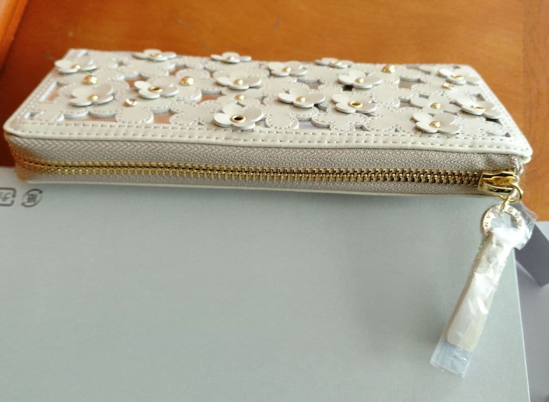 JAL限定販売品　アンテプリマ L字型財布