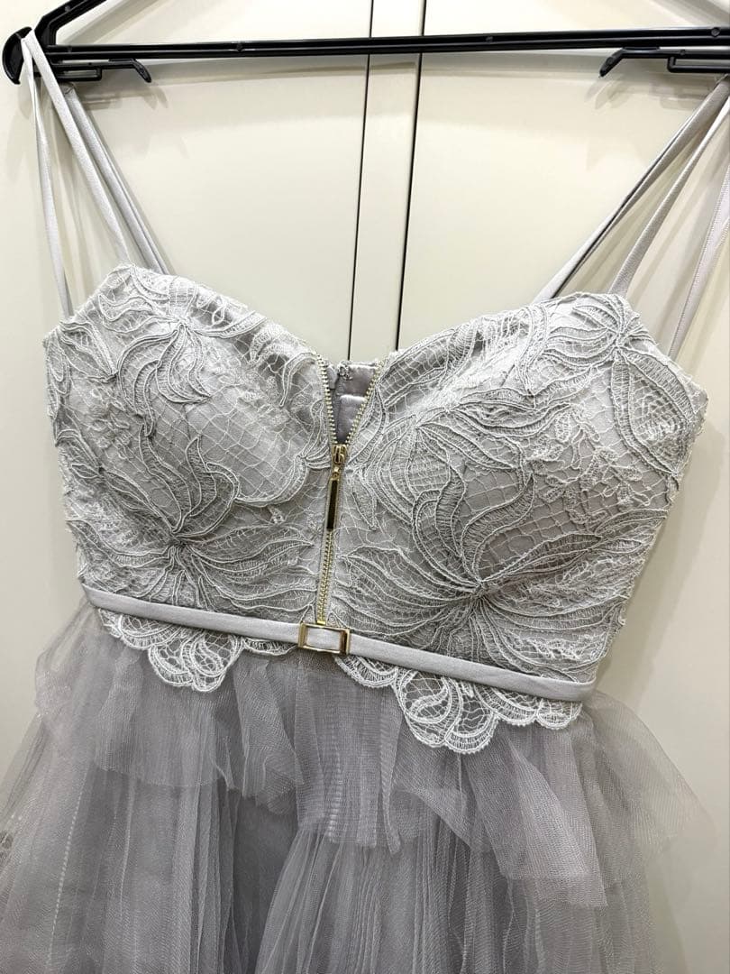 DEA.byROBE de FLEURS グレーの刺繍入りティアードドレス