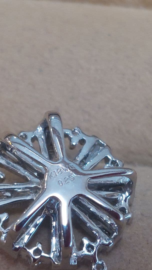 新品仕上げQVCK18WGダイヤ&ストリングホールダイヤ0.25ペンダントトップ