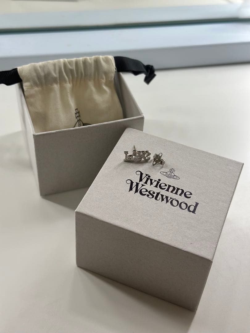 Vivienne Westwood LOVEピアス
