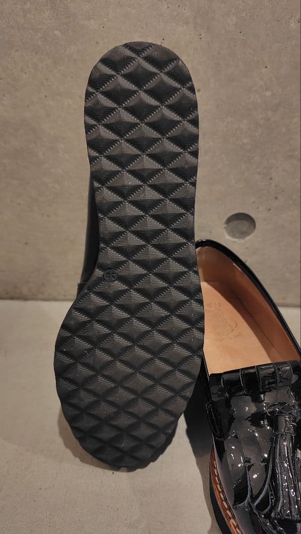 BONTRE 厚底キルトタッセルエナメルローファー ブラック 24.5cm