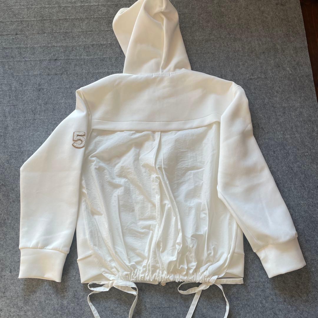 (美品)INGEBORG インゲボルグ白色フード付きアウター。正面と背面異素材。