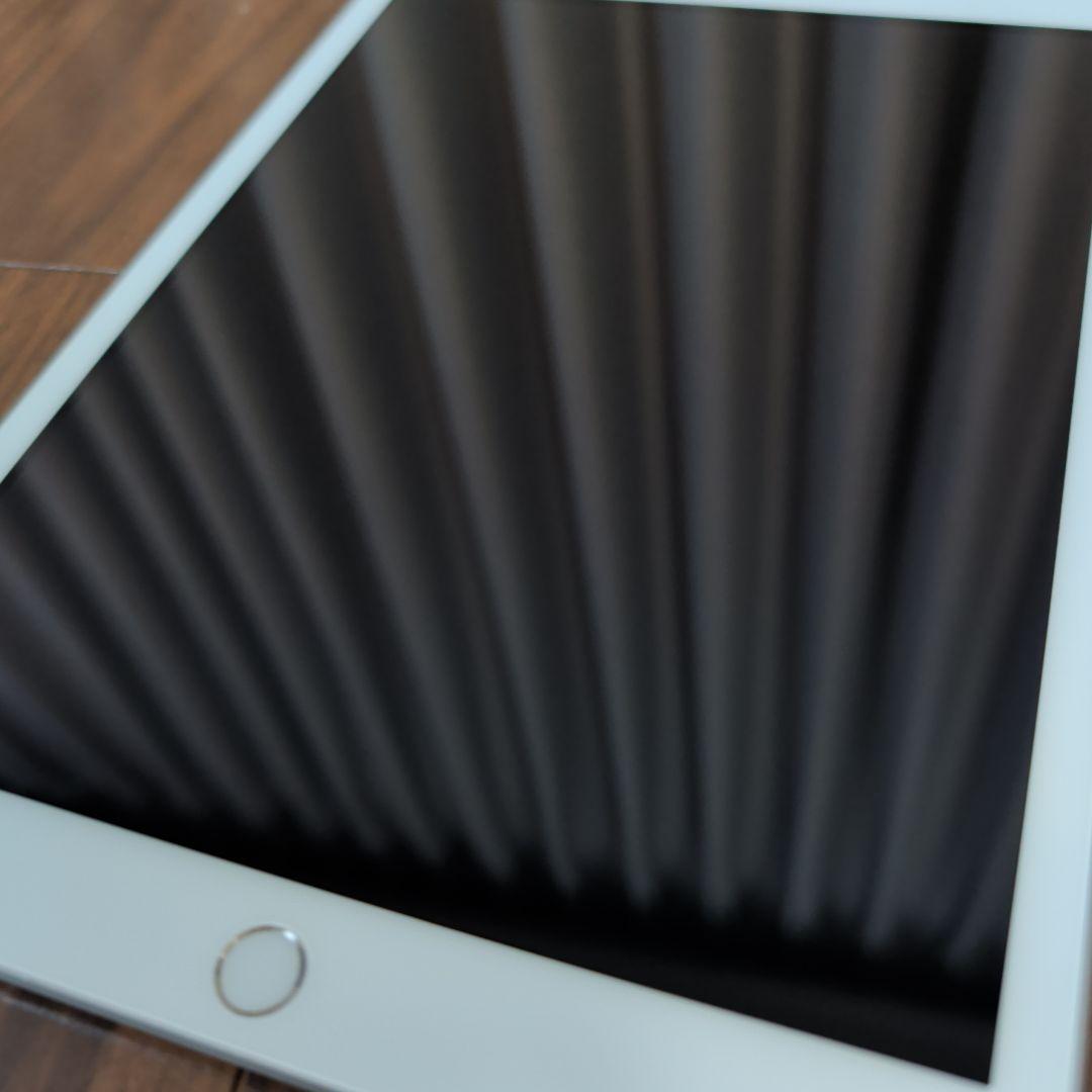 Apple iPad 第7世代 本体 シルバー WiFiモデル 美品充電器付き