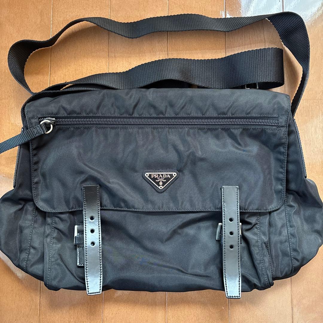 PRADA ブラック メッセンジャーバッグ