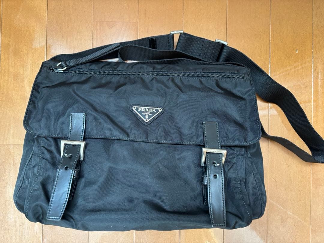 PRADA ブラック メッセンジャーバッグ