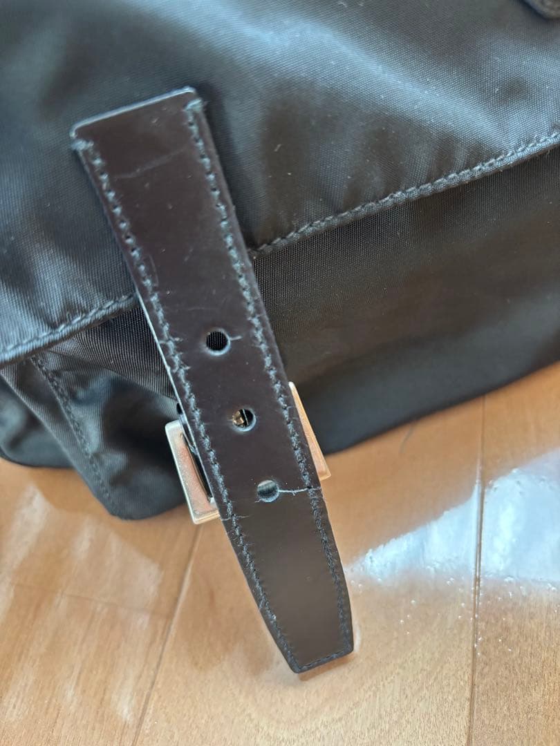 PRADA ブラック メッセンジャーバッグ