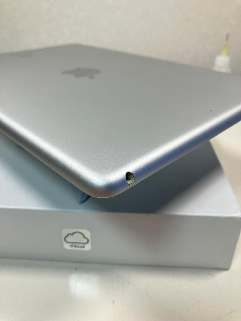 iPad 第9世代　64GB シルバー　Wi-Fiモデル　4点付属品付