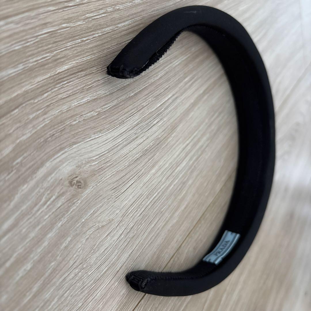 PRADA トライアングルロゴ ヘアバンド