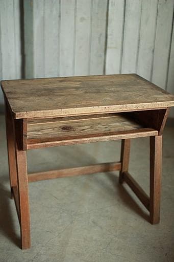 古く味のある小学校の机　木製