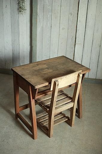 古く味のある小学校の机　木製