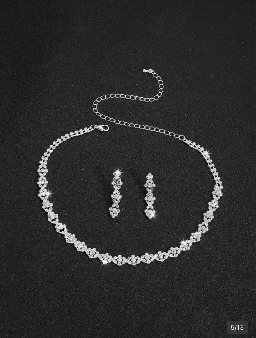 【新品未使用】ホワイト オフショルウェディングドレス(ティアラ•ジュエリー付き)