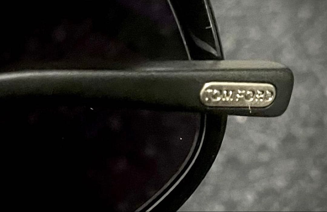 TOM FORD トムフォード遮光レンズサングラス 黒フレームウェリントン