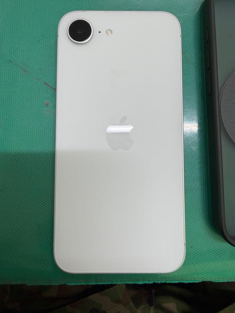 美品　iPhone16e 126GB