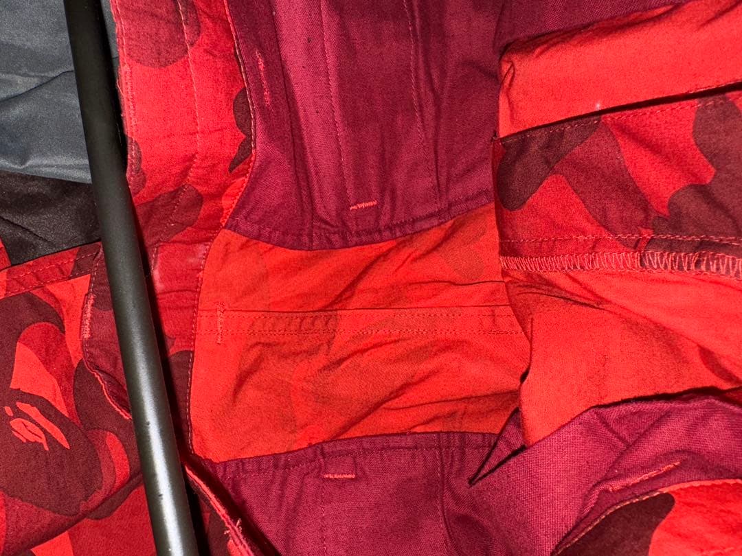 A BATHING APEのレッドカモフラージュ柄6ポケットカーゴパンツ