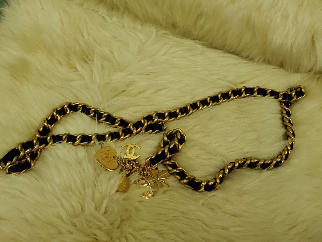 CHANEL シャネル　ゴールドチェーンベルト チャーム付き