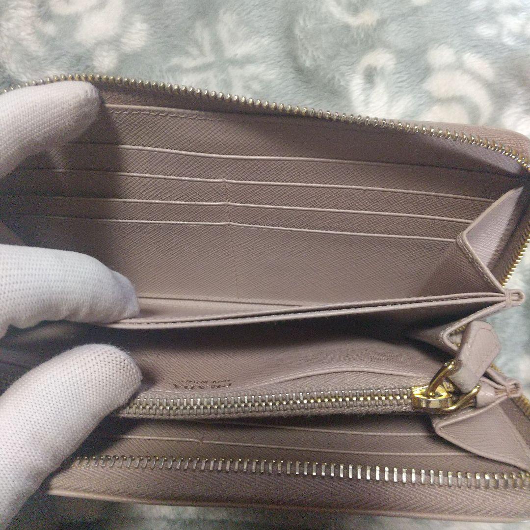 プラダPRADAサフィアーノラウンドファスナーベージュ系