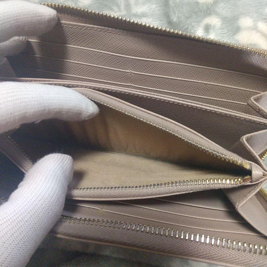 プラダPRADAサフィアーノラウンドファスナーベージュ系