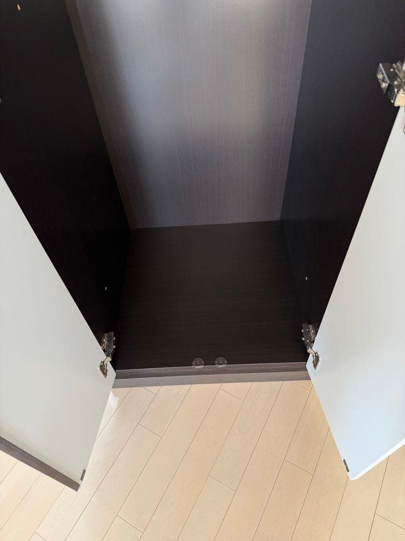 アン ホワイトとダークブラウンの大型収納キャビネット