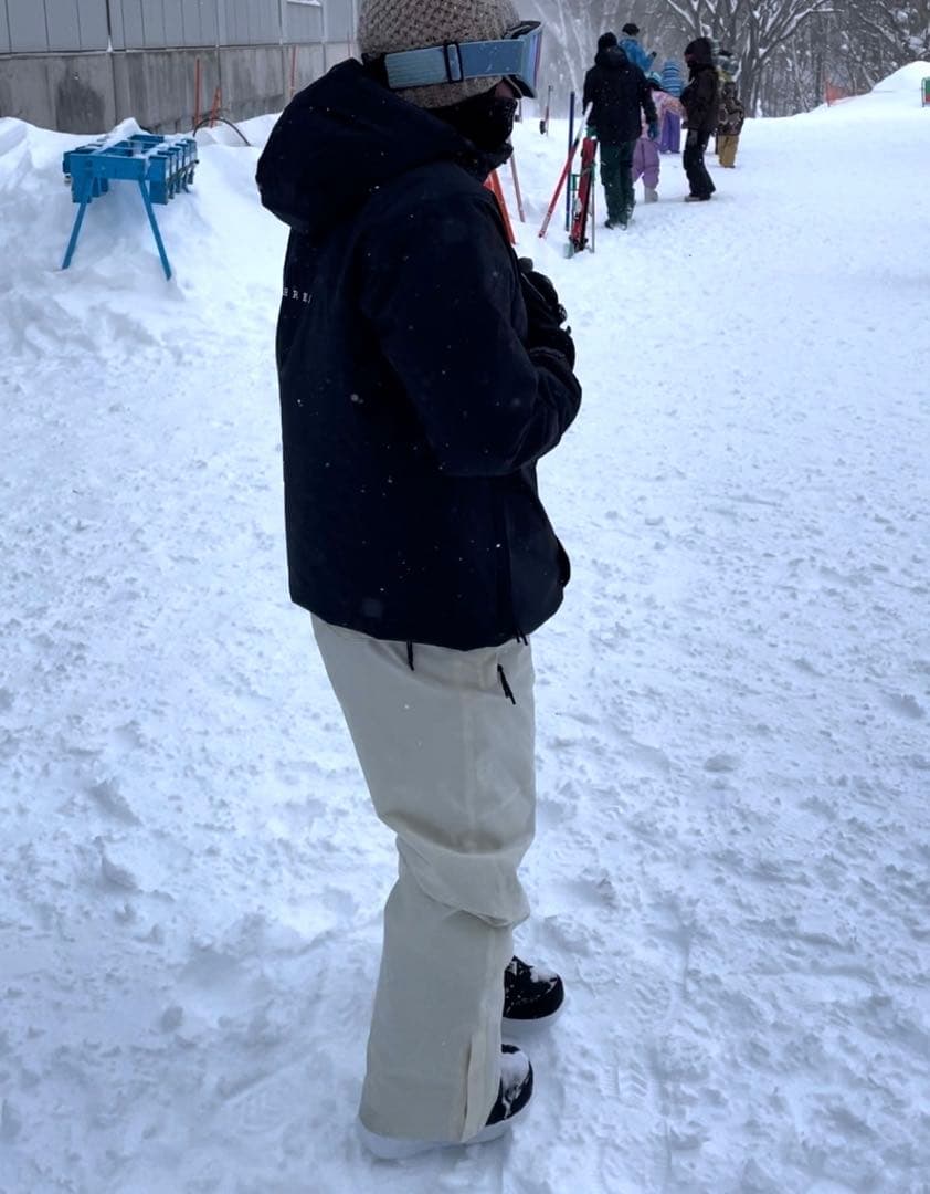 スキーウェア　スノボウェア 上下セット　ブラック　着画あり