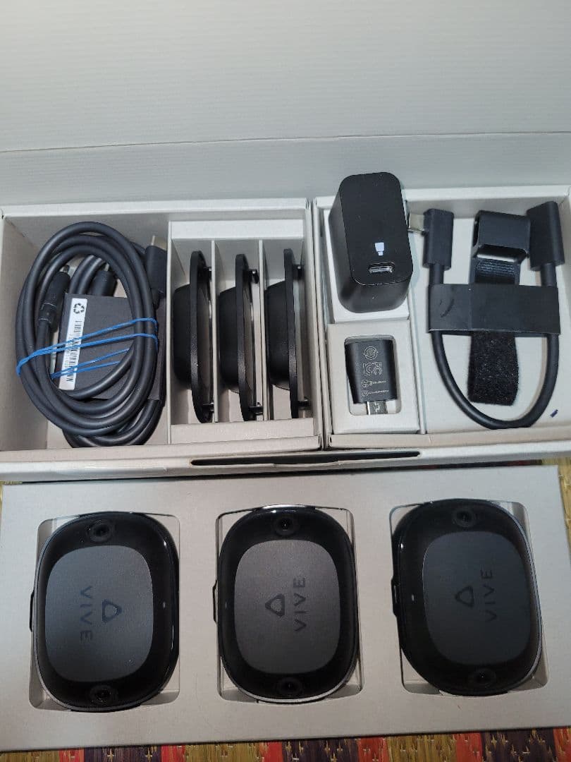 HTC VIVE Ultimate Tracker 3+1 セット