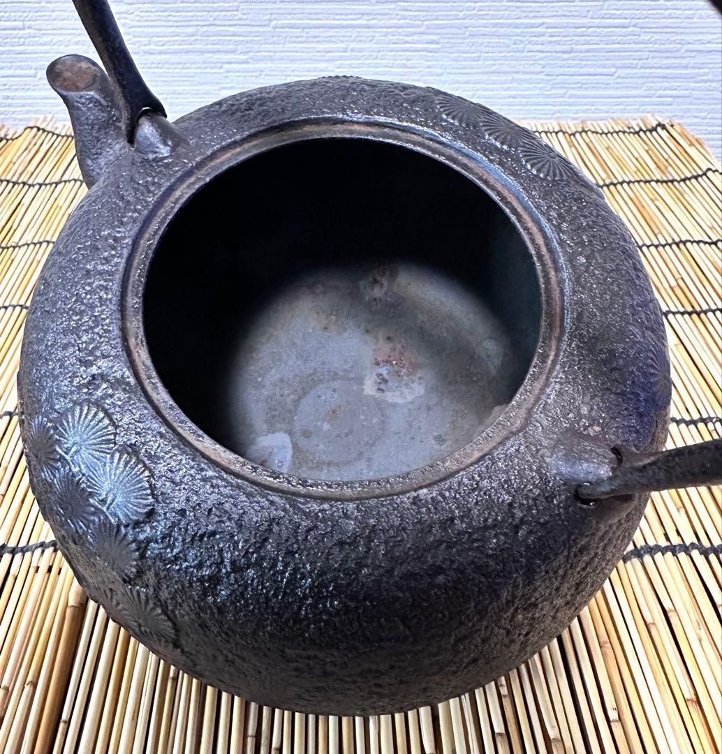 ＵＳＥＤ品 南部清茂造　１５型松文様　鉄瓶　南部鉄瓶　南部鉄器　鉄瓶