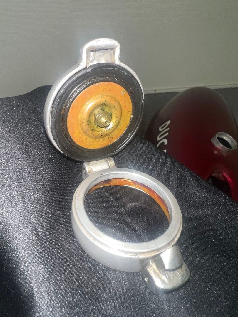 アルミタンク　赤　車種不明