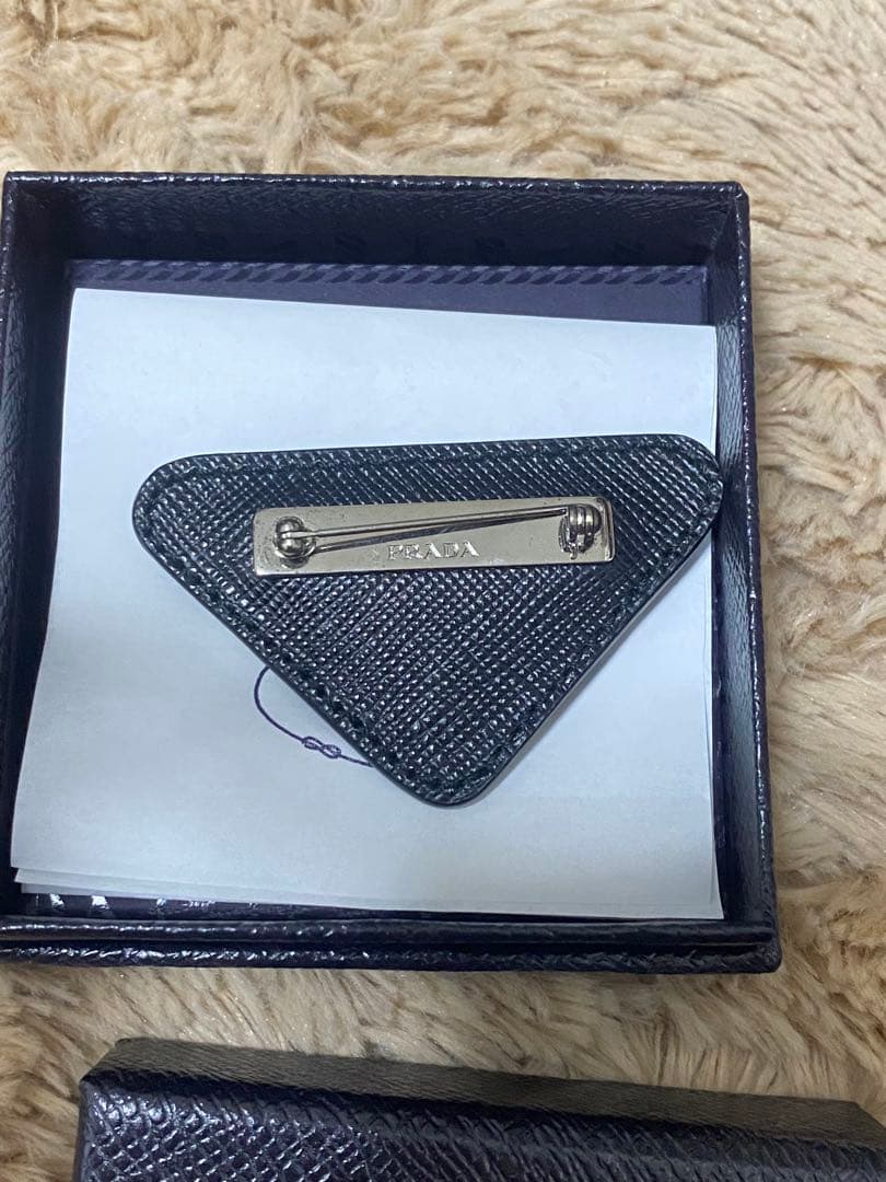 ★Wiii　プラダ　ブローチ