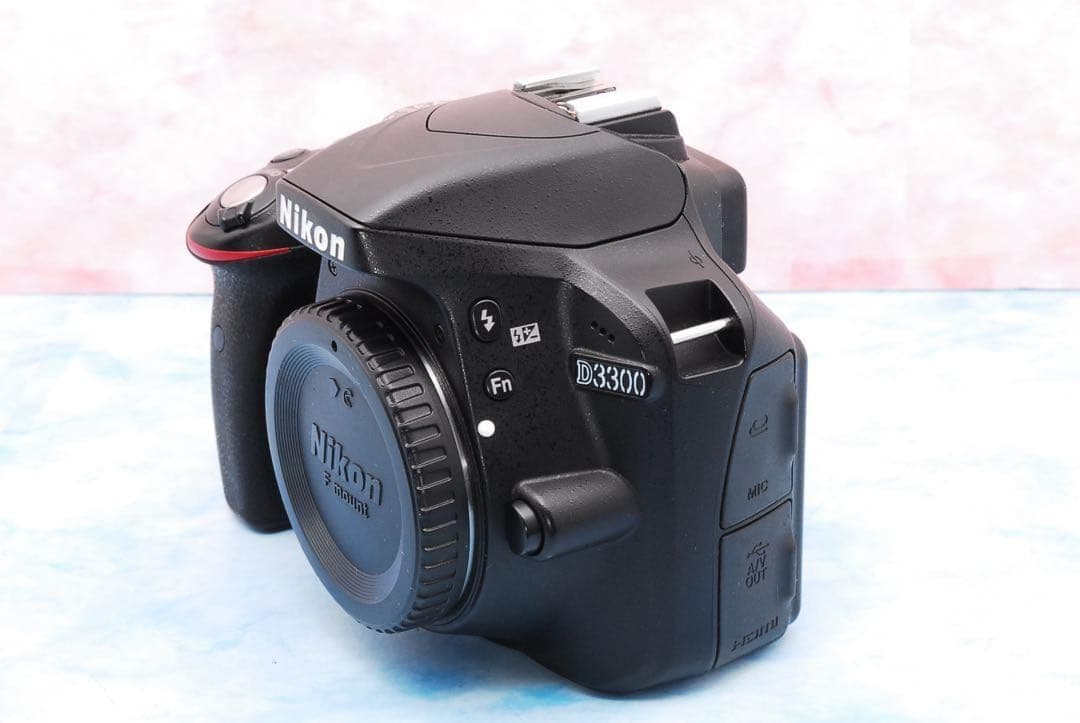 ニコン D3300☆一眼レフカメラ☆バッグ付☆美品＆S数少☆初心者向け