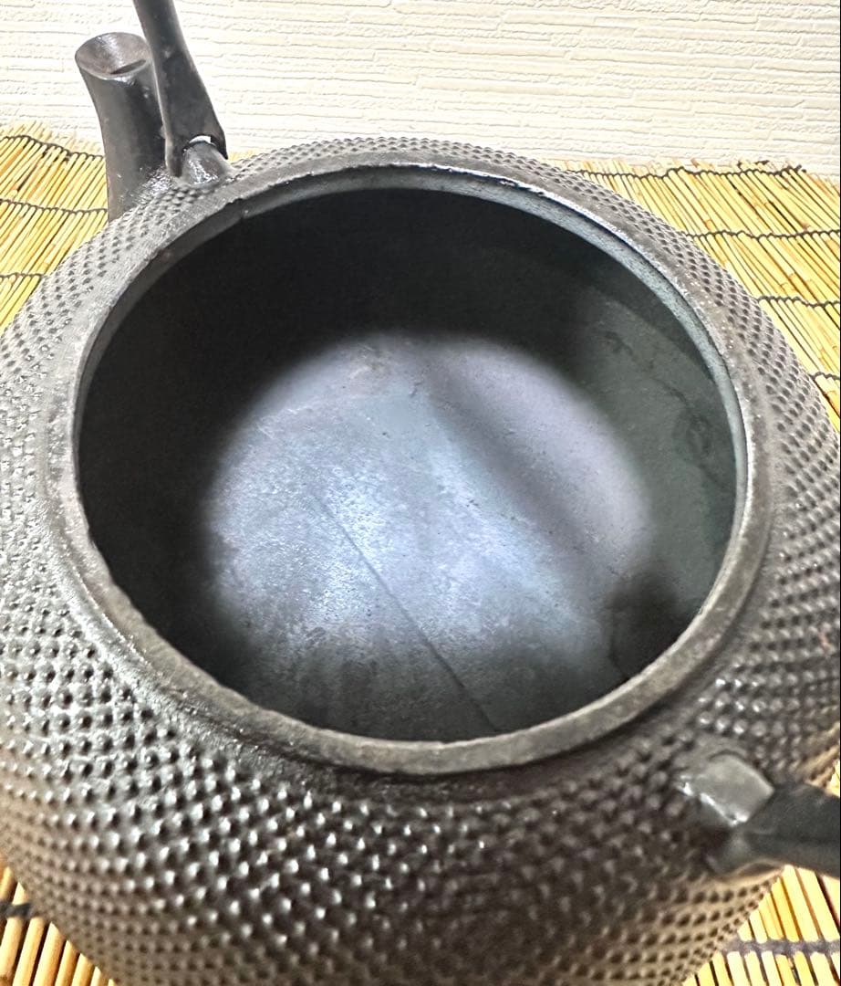未使用、保管品、付属品付　南部岩鋳造　１８型平アラレ　南部鉄瓶　南部鉄器　鉄瓶