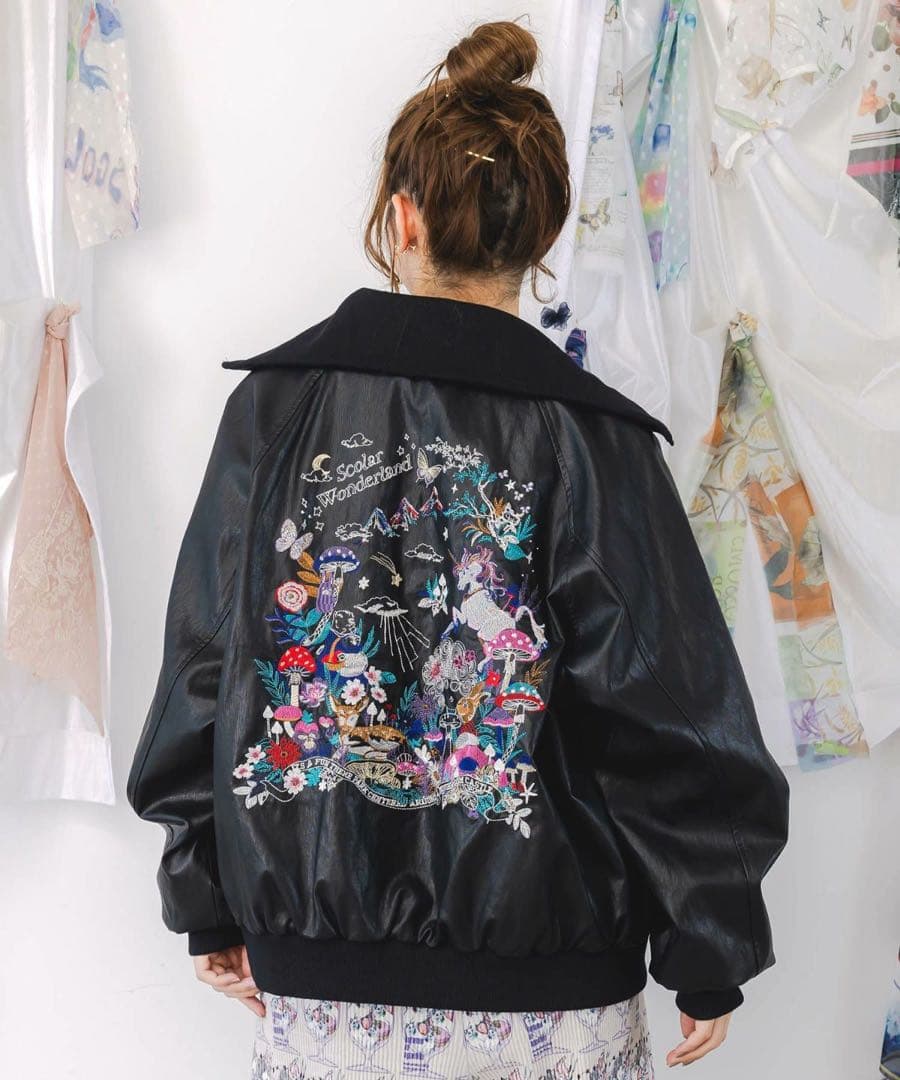 ＊新品タグ付 スカラー　153635：スカラーとキノコ刺繍 合皮ブルゾン