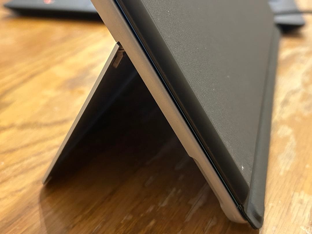 Microsoft Surface GO2 本体と充電器