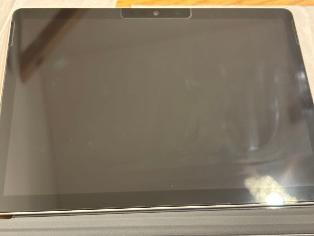 Microsoft Surface GO2 本体と充電器