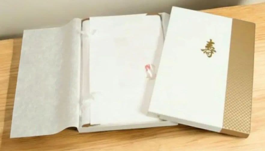 値下げ‼️美品✿寿化粧箱入り 金駒刺繍✿宮参り着物絹 49,500円　長襦袢付き