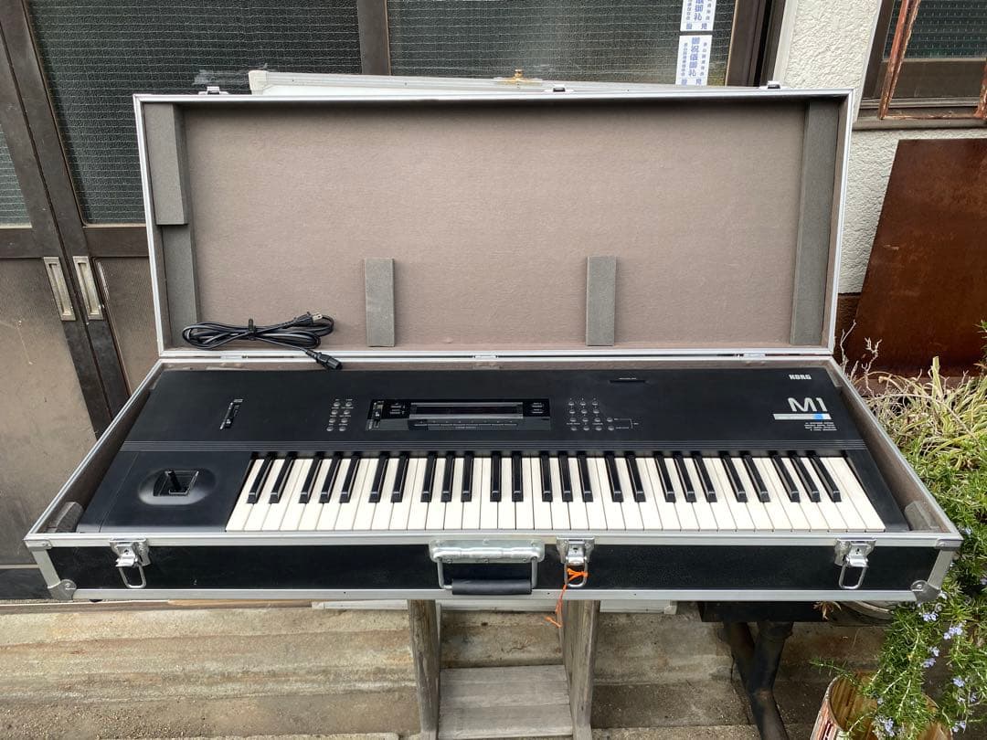 korg m1 シンセサイザー　ハードケース　電源コンセント　美品　中古品