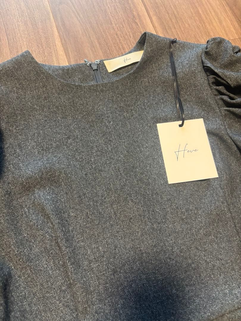 【新品未使用タグ付き】Heve シャーリングペプラムトップス