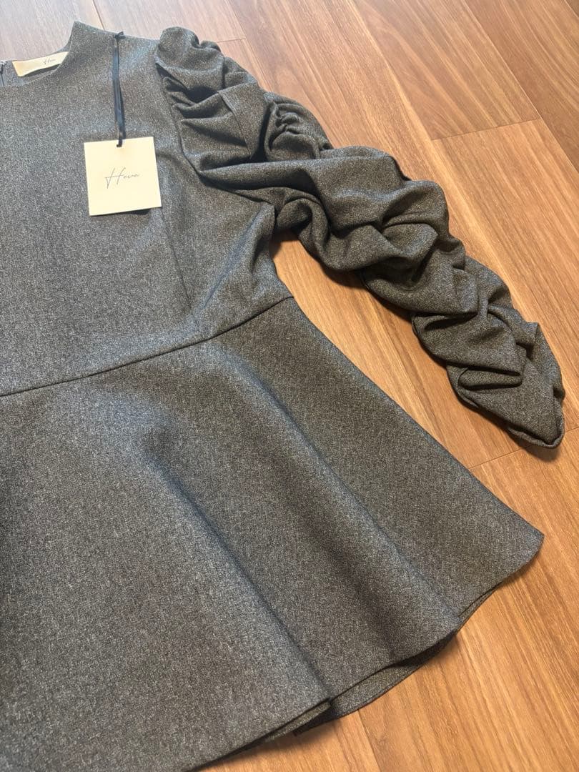 【新品未使用タグ付き】Heve シャーリングペプラムトップス