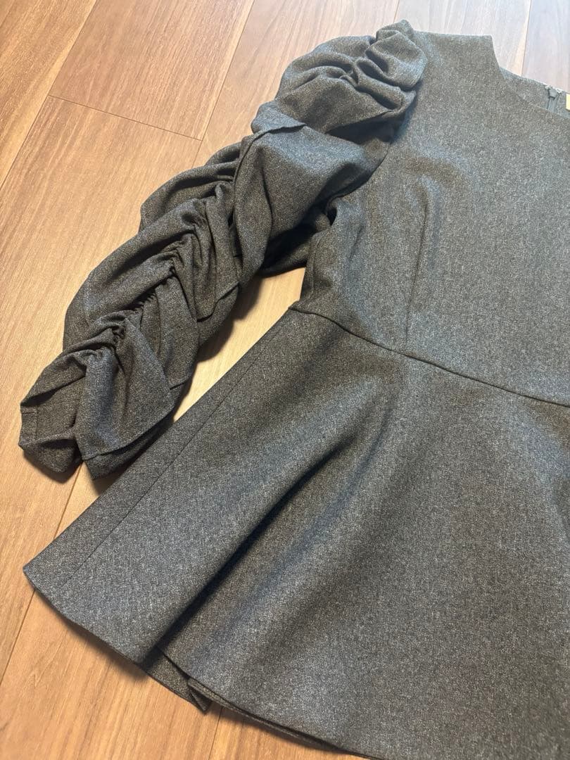 【新品未使用タグ付き】Heve シャーリングペプラムトップス