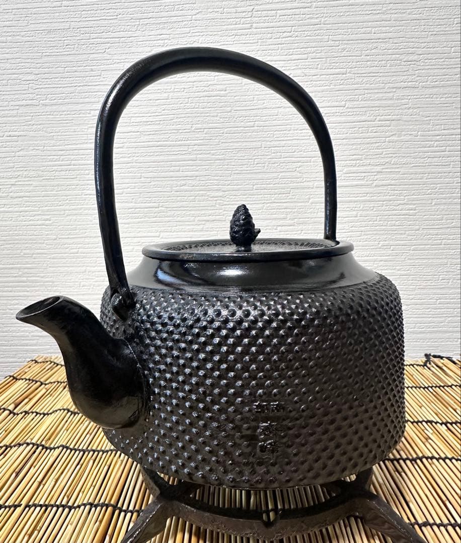 未使用品　成龍堂鋳造所 伝統工芸士 及川　齋（齋峰)造　１８型アラレ　南部鉄瓶