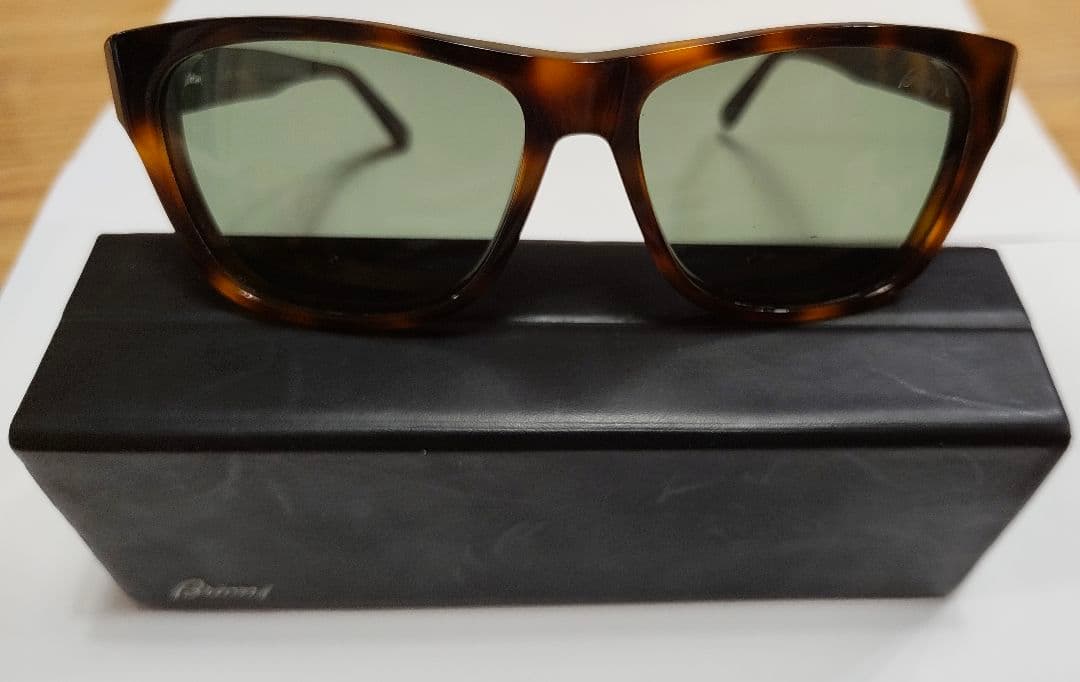 リ*ク様 『定価6万円以上』Brioni ブラウン キャットアイサングラス ケー